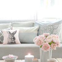 decora la mesa del salon con flores y velas